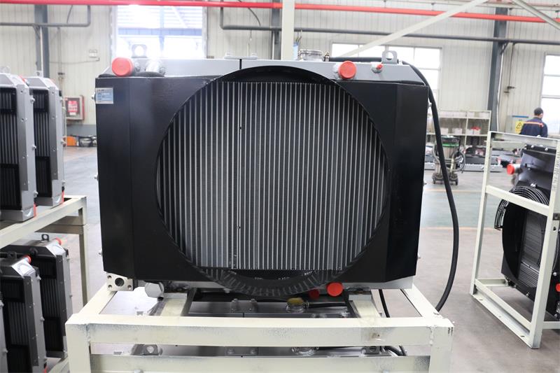 工程汽车散热器工作原理是什么？